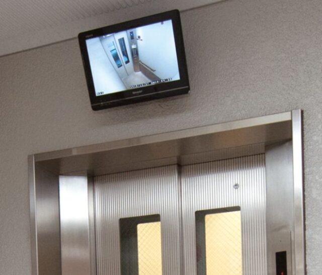 エレベーター内の犯罪・いたずらを抑止！防犯カメラ設置のメリット